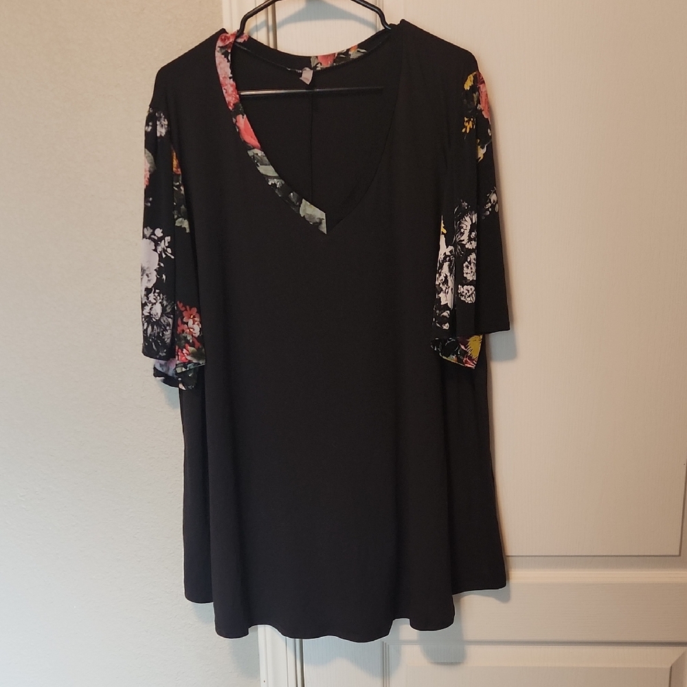Floral Sleeve Black  3x Women's Top